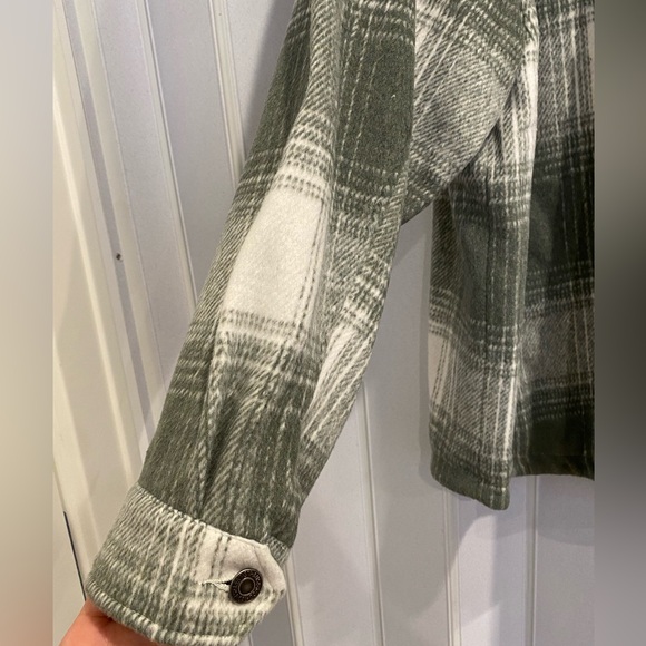 Levi’s Women’s Plaid Shirt Jacket - Picture 4 of 5